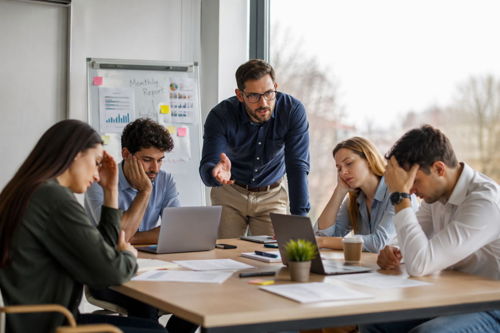 Líder N+1 conversando con un equipo desmotivado en una reunión de trabajo